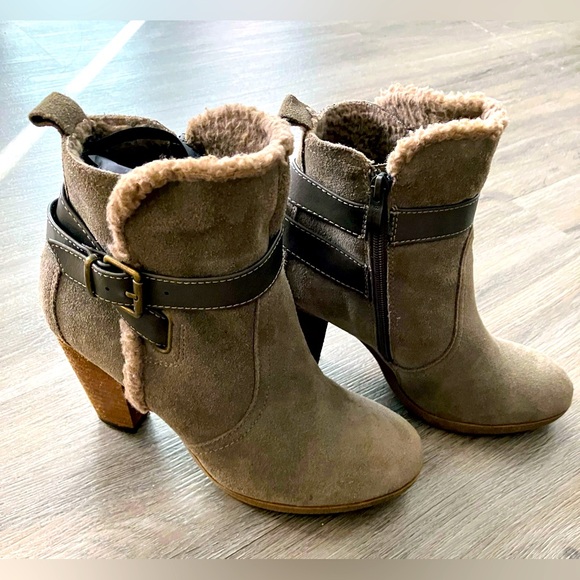 BJORNDAL WOMEN'S 9M Gray SUEDE SIDE ZIP LINED CASSIDY ANKLE BOOTIES - Picture 1 of 6